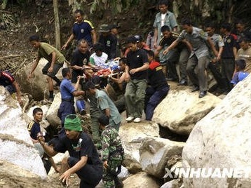 印度尼西亚暴雨引发山体滑坡 造成至少14人遇难