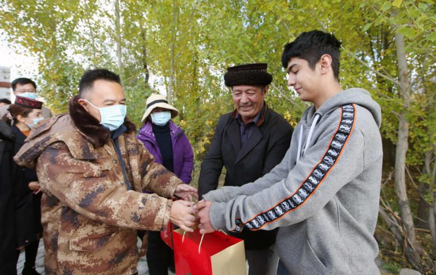 “民族团结一家亲”的欢声笑语在帕米尔高原上回响