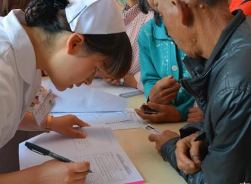 广东2020年底要实现贫困人口家庭医生签约服务全覆盖，为贫困人口每年组织一次免费体检