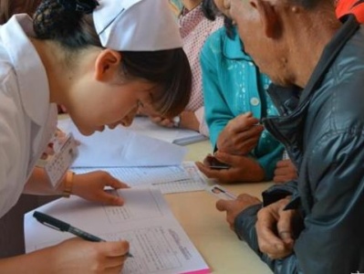 广东2020年底要实现贫困人口家庭医生签约服务全覆盖，为贫困人口每年组织一次免费体检