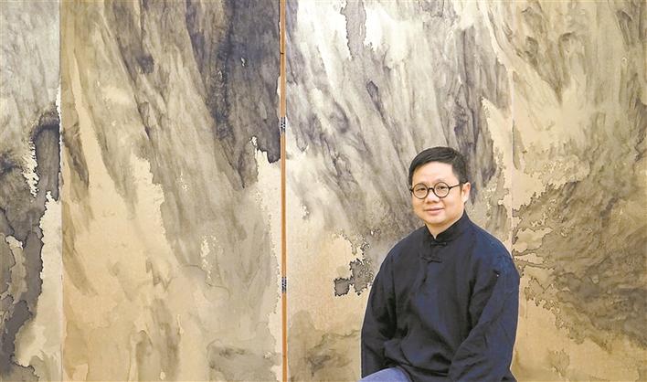 知名画家丘挺参加艺术深圳，用老树展现生命的坚强