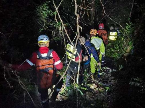登山游玩不要再走小路了！大鹏警方接连出警，成功营救9名遇险者