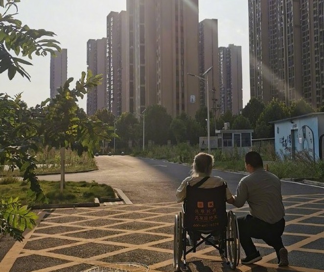 泪目！武汉落日余晖照主角温暖重逢