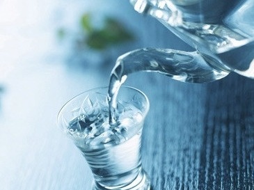 女子过量喝水引起水中毒！为做B超空腹喝3000ml水