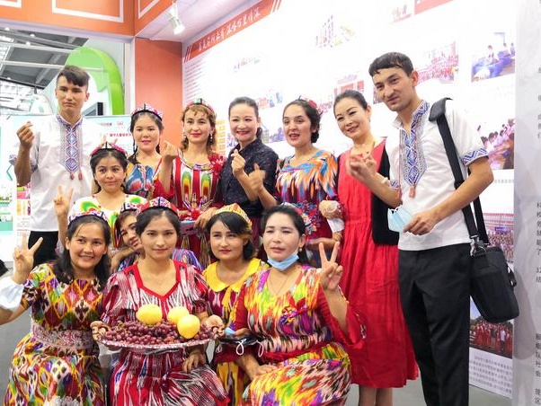12名新疆喀什古丽亮相第八届慈展会