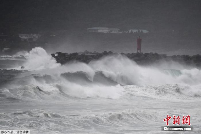 台风“海神”逼近日本西南部 九州约14万户停电