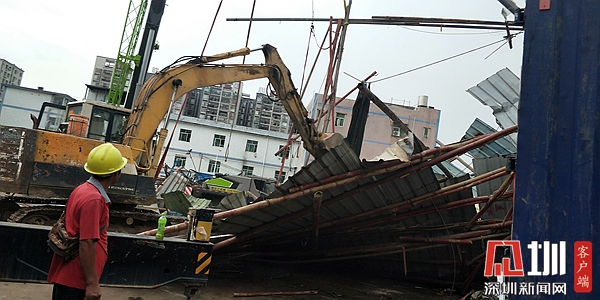 龙岗街道执法队拆除南联社区麻岭废品收购站