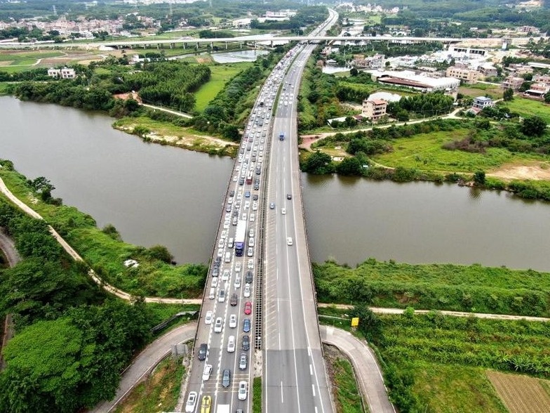 广惠高速预计7日中午迎来返程高峰日均车流量突破20万车次