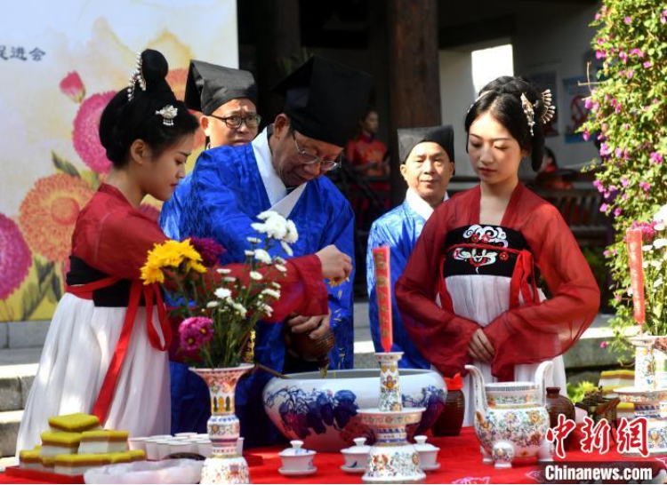 福州举行传统重阳祭酒仪式