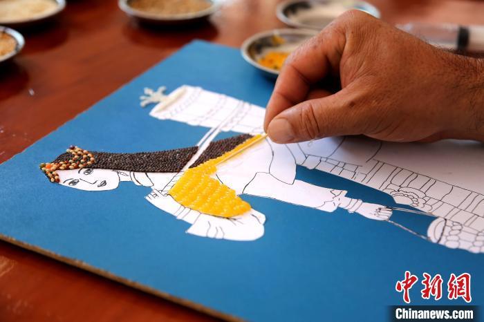 青海尖扎“五谷画”艺人似“神笔马良”：巧把粮食变金沙