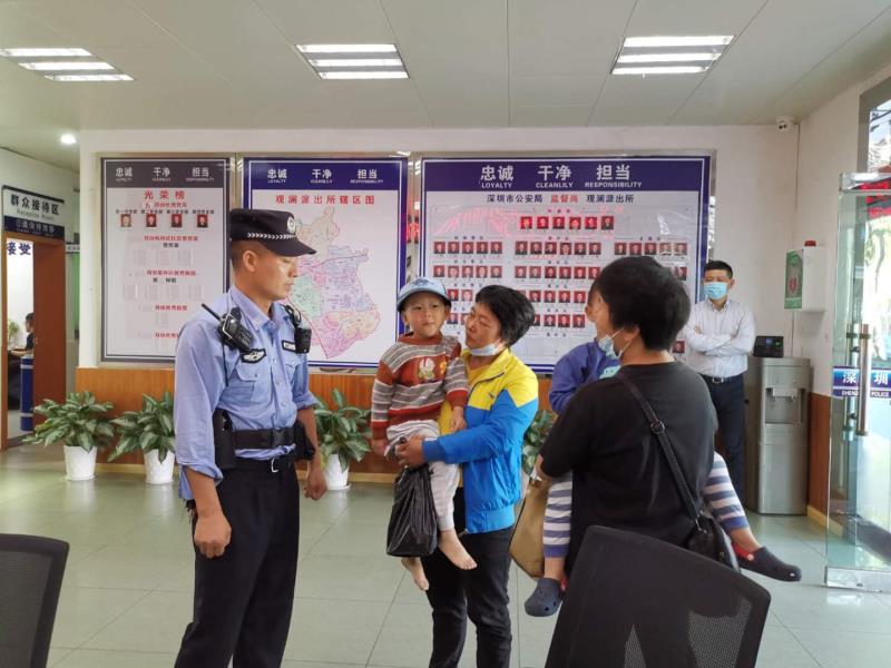 龙华：3岁男童深夜走失   民警暖心帮其找回家人 