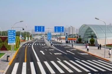 北京大兴机场落客有新规 航站楼前道路停车不得超8分钟