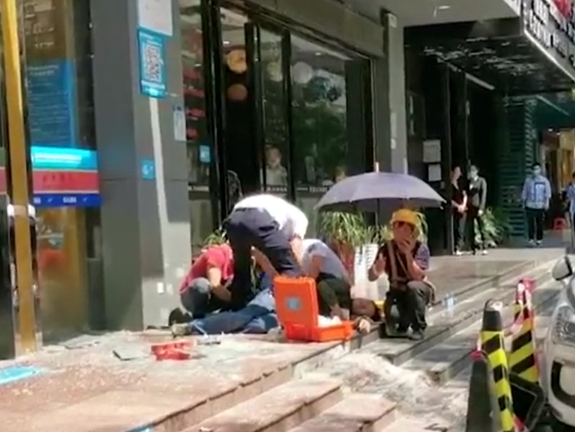 新闻路一工人高处跌落，砸穿玻璃后坠地