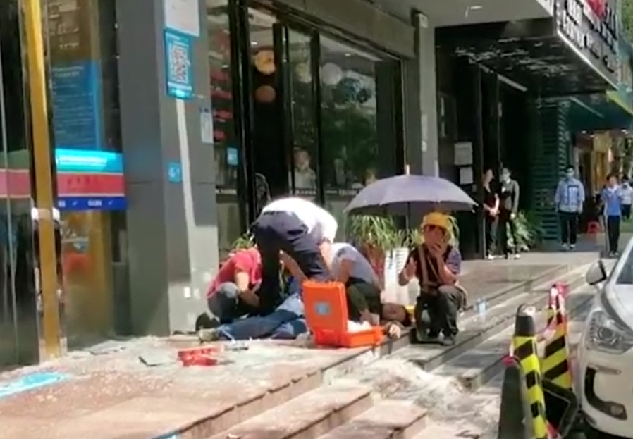 新闻路一工人高处跌落，砸穿玻璃后坠地