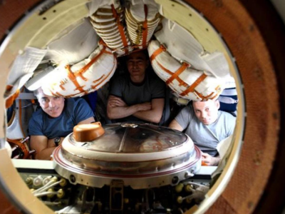 俄飞船载3名宇航员返回地球 系大流行病期间首个航天任务