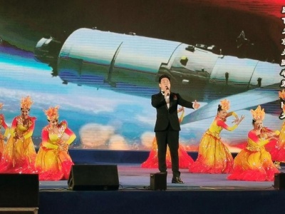 深圳两名歌手放歌喀什丝路文化胡杨节