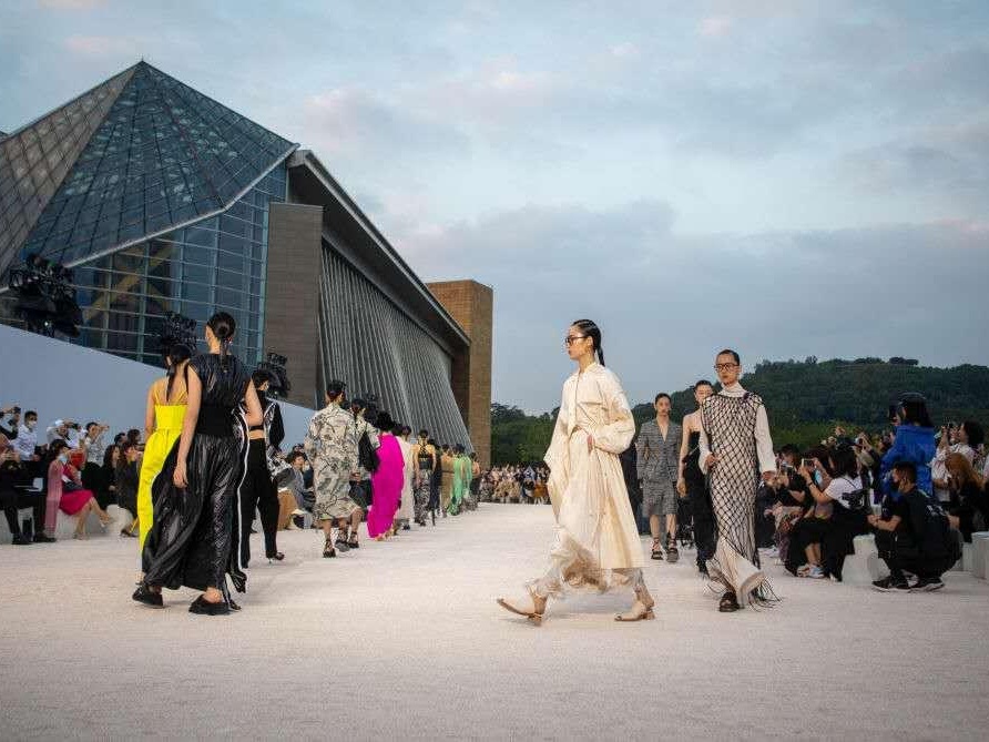 体验多元跨界的时尚魅力，深圳时装周2021春夏系列全新启幕