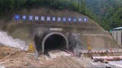 开春高速石羊山隧道实现双线贯通