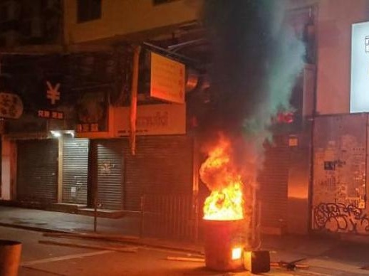 将纸张投入燃烧的垃圾桶纵火，香港两男子被判监禁四个月