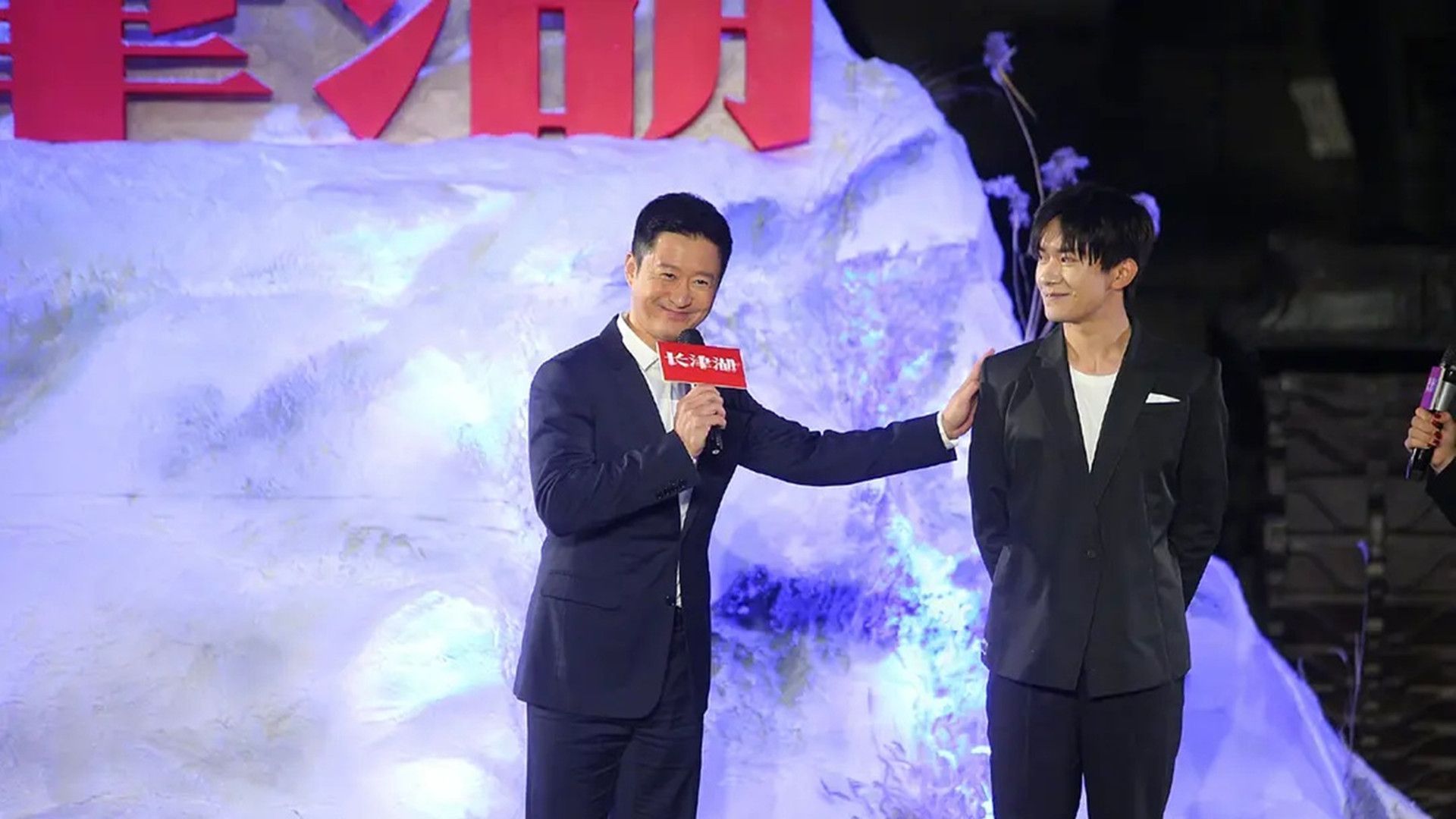 抗美援朝电影《长津湖》开机，吴京、易烊千玺演兄弟 