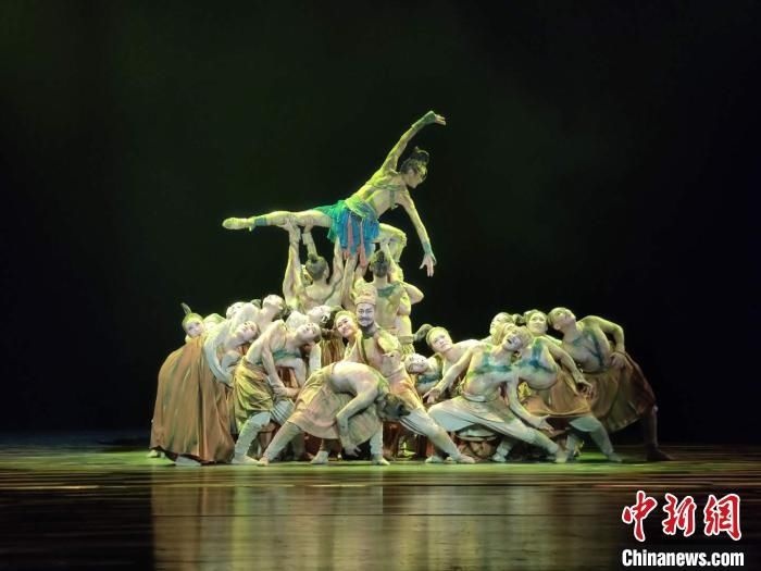 16部古典舞角逐中国舞蹈“荷花奖” 《大河三彩》获评最高分