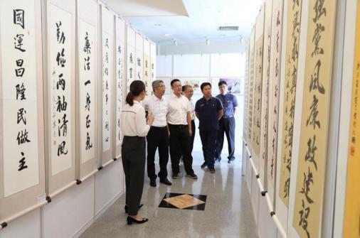 新添致敬抗疫“风景墙”，大鹏廉政教育书画展今年“十岁”了