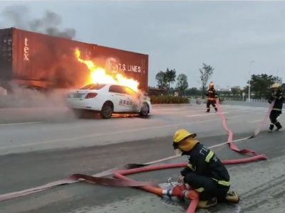 南山前湾四路今早一辆小车自燃，火势猛烈！