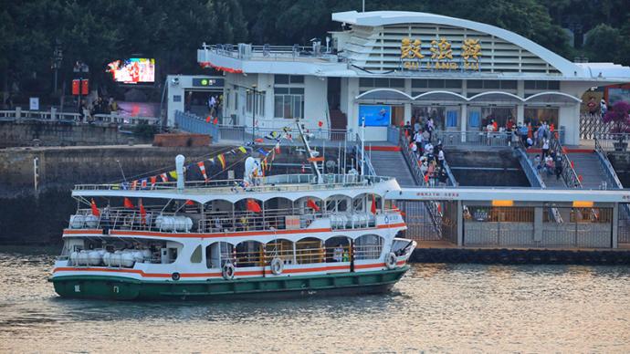 鼓浪屿迎来客流高峰，国庆前四天游客超10万人