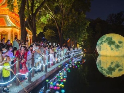 锦绣中华民俗国粹齐上演，璀璨花灯吸引众多游客拍照打卡