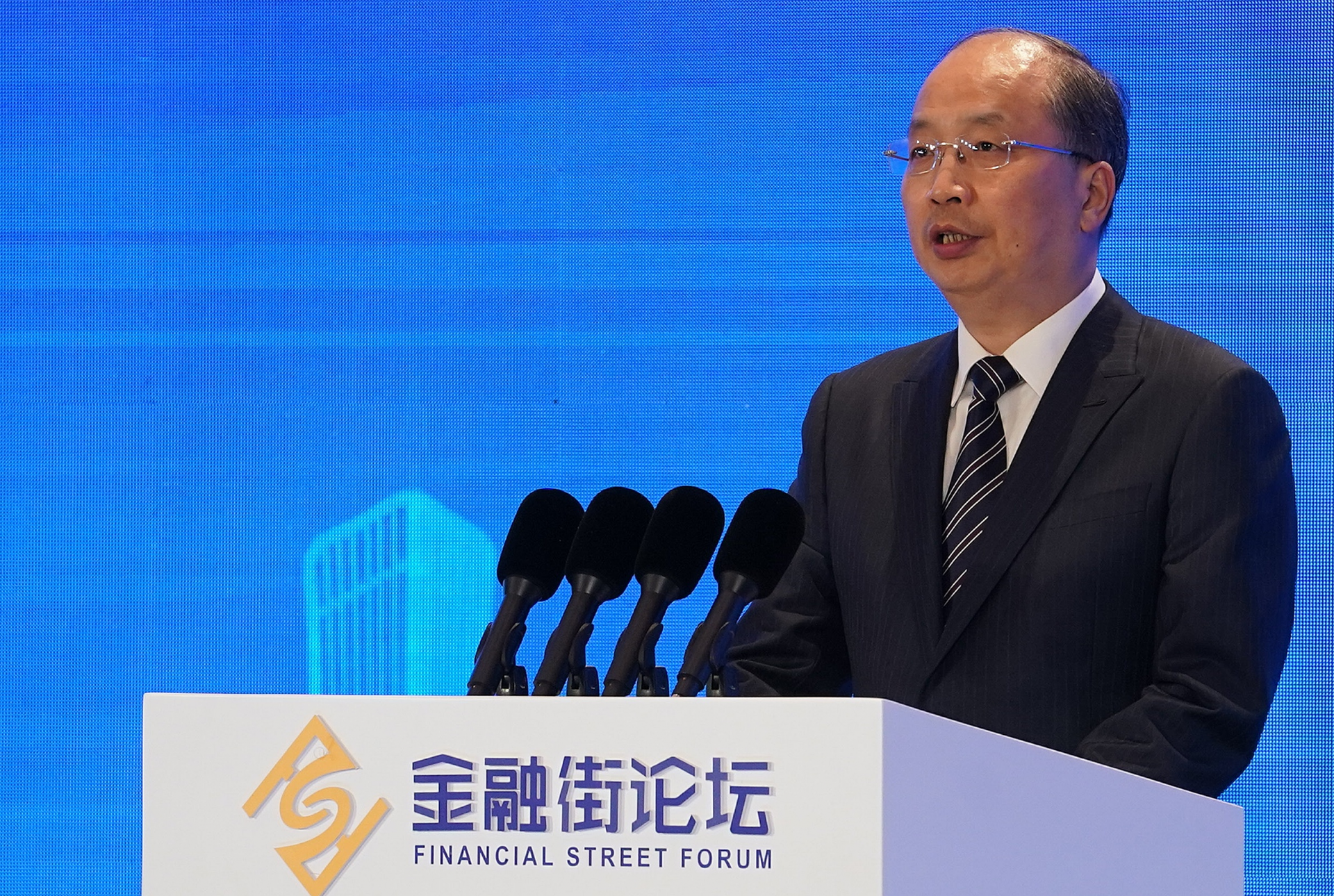 重磅发声！易会满：稳步在全市场推行注册制