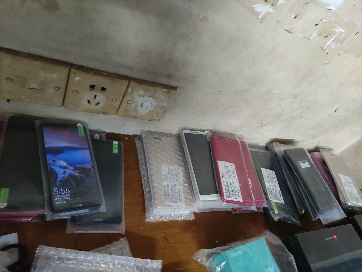 一男子低价网购华为手机 竟是二手组装冒充正品