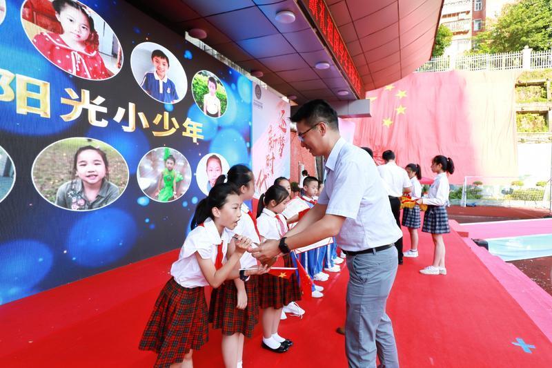 快看！松泉好少年走上“红毯”，以亮眼成绩献礼国庆