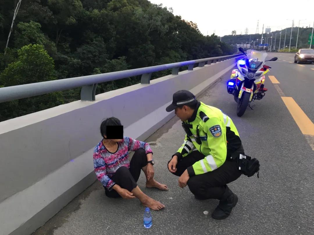 有惊无险！老人躺卧机动车道，幸得路人及时报警......