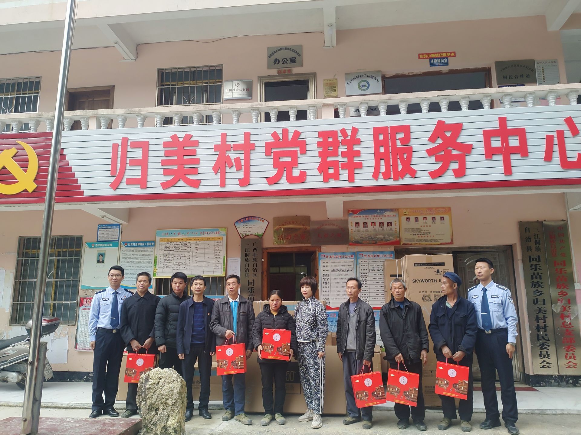 深圳：脱贫路上携手行  爱心企业暖民心