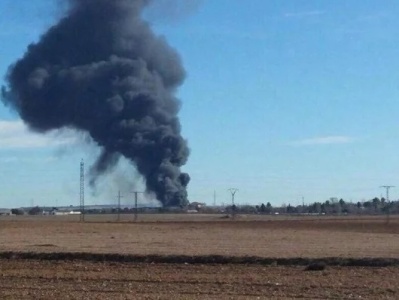 美国得州一小型飞机坠毁引发火灾 飞行员丧生