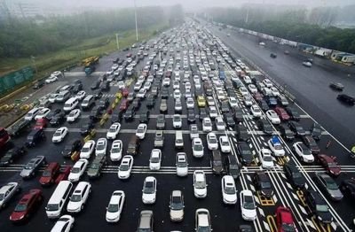 国庆中秋假期第三天全国道路交通流量有所下降但仍处高位运行