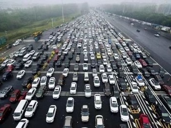 国庆中秋假期第三天全国道路交通流量有所下降但仍处高位运行