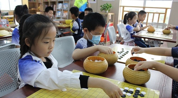 “红色心向党 围棋小少年”坪环社区开展围棋培训活动
