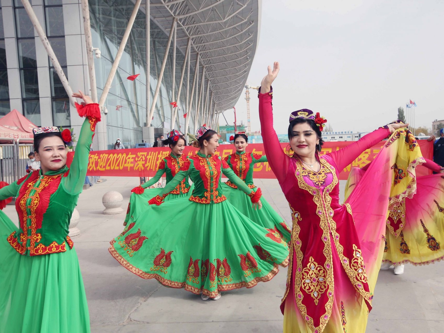 深圳今年首架旅游援疆包机“深喀号”抵达喀什 