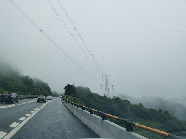 健康头条 | 大叔高速路上请交警“代驾”获赞，司机恐高怎么破？