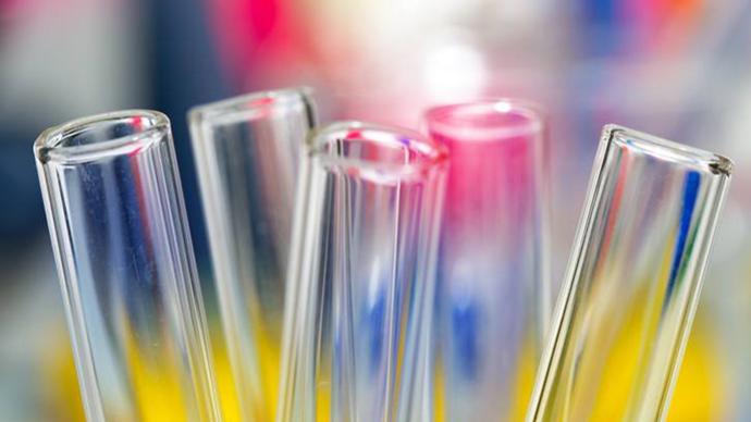 广州一学校教师操作科学实验发生瞬间燃烧，致4名学生受伤