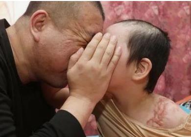 辽宁抚顺6岁女童受虐案进展：女童监护人已变更为父亲