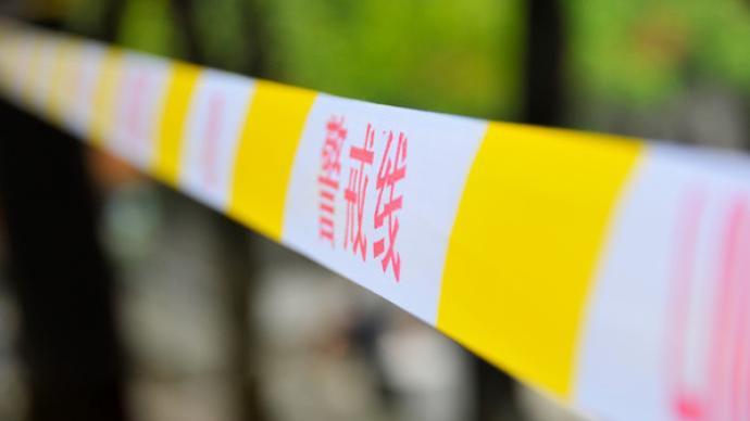 重庆G50高速一小车冲入施工区域与货车碰撞，造成3死4伤