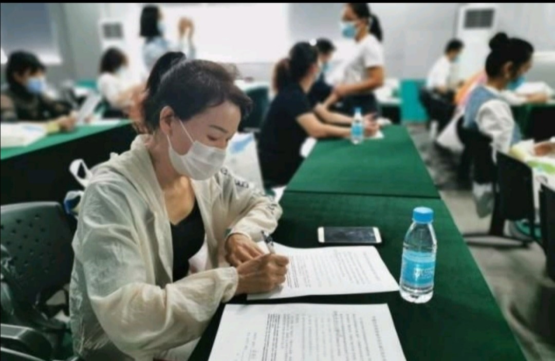 平湖30家美容场所签订依法诚信执业承诺书