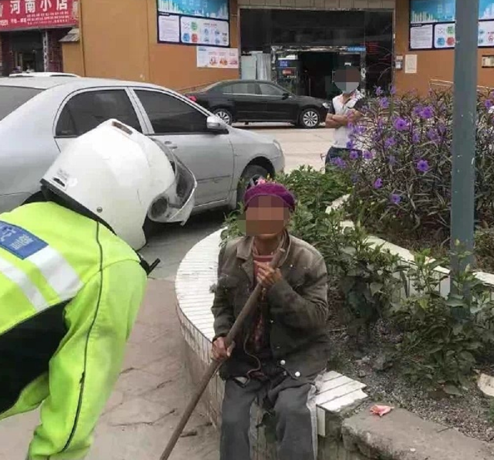 老人街头迷路 龙岗铁骑出手相助