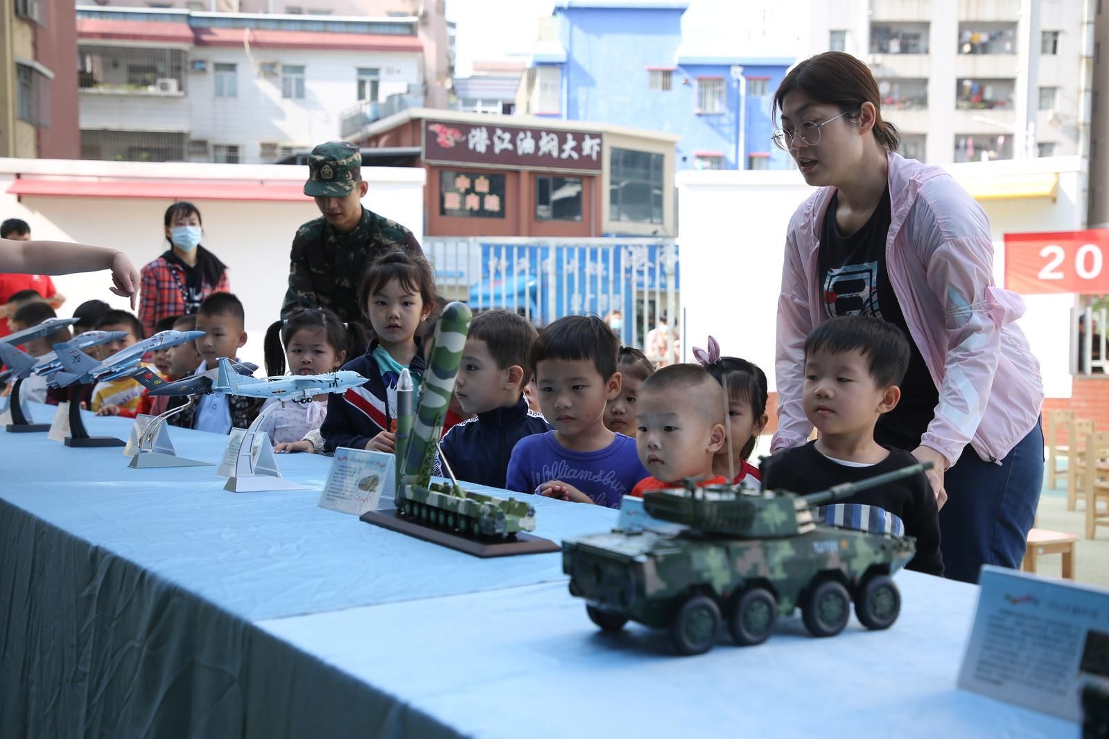 “长大了我也要成为兵哥哥！”国防教育进幼儿园啦！