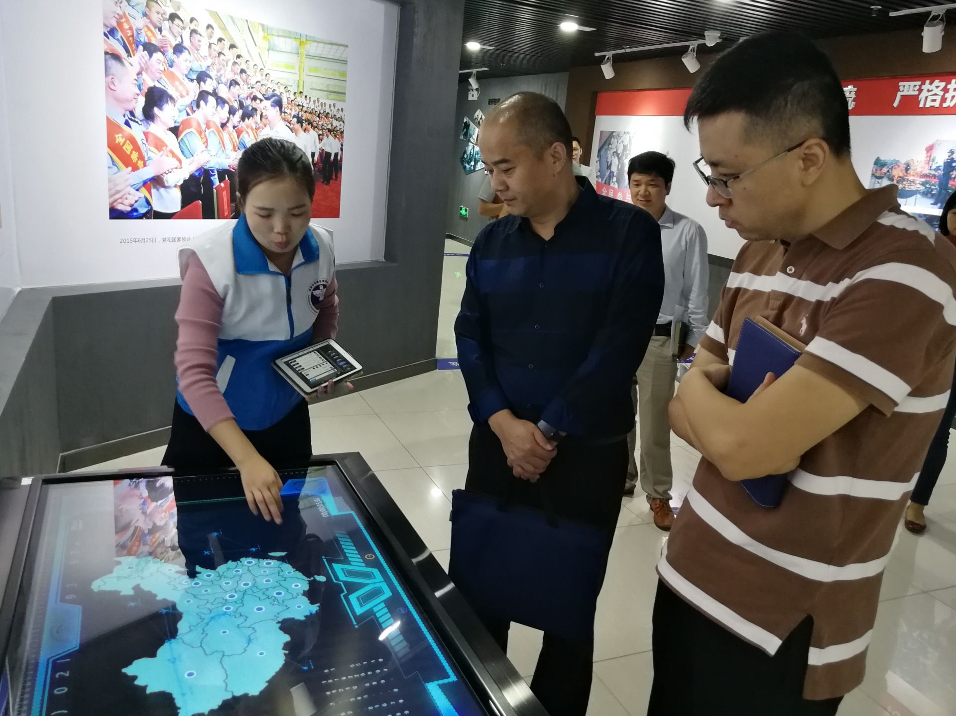 市禁毒委调研组肯定凤凰街道禁毒工作成效