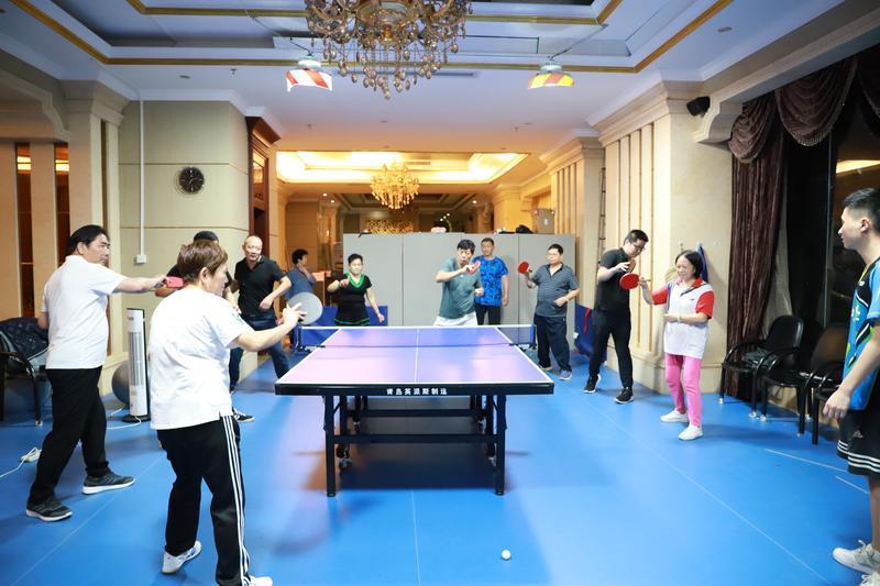 深大乒乓球俱乐部走进月亮湾社区，小小乒乓球拉近邻里距离