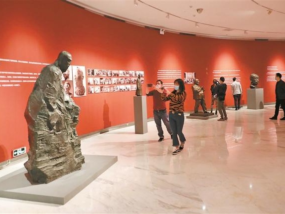用雕塑为时代造像 “行走的人—在中国与世界之间的吴为山”展在关山月美术馆开幕