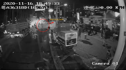 晚高峰路遇轿车起火，两公交车长合力扑救
